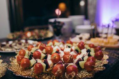 Masada yemek Oturan bir pasta