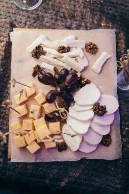 Masada bir dilim pasta.