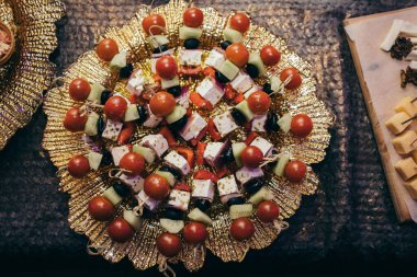 Masada yemek Oturan bir pasta