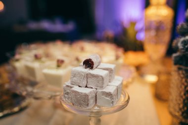 Şarap kadehini yakın plan çek.