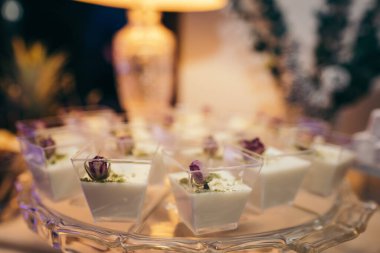 Masada bir fincan kahve.