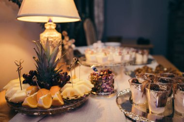 Masanın üstünde oturan bir pasta.