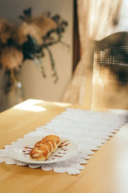 Masanın üstünde oturan bir parça kek.