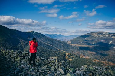 Bir dağın tepesinde duran bir grup insan.