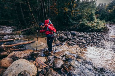 Bir kayanın üzerinde duran bir adam Bir dağın üzerinde