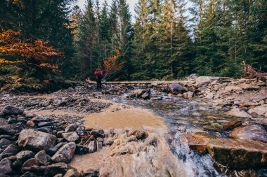 Kayalık bir bölgede büyük bir şelale.