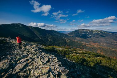 Arka planda büyük bir dağ.