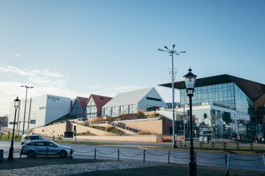 Binanın kenarına park etmiş bir tekne.