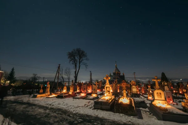 Un treno sui binari di notte — Foto Stock