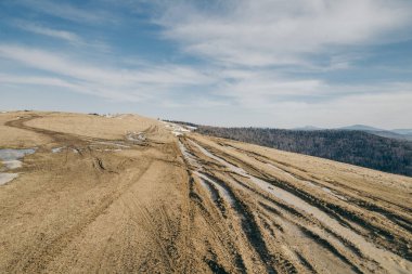 Dağlardaki yollar mavi gökyüzü