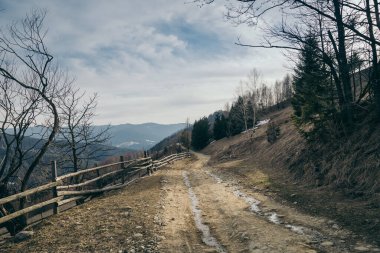 Toprak yolda giden bir tren.