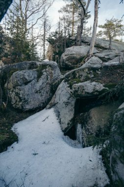 Bir kaya duvarının yanında kar yığını