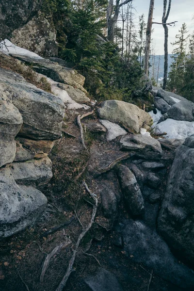 Un gros plan d'un rocher une montagne — Photo