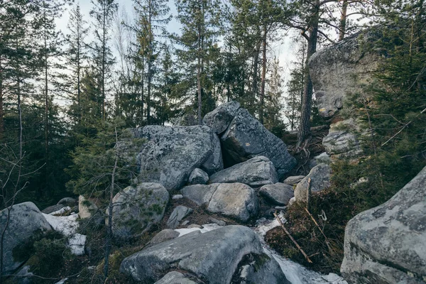 En snöhög bredvid en bergvägg — Stockfoto