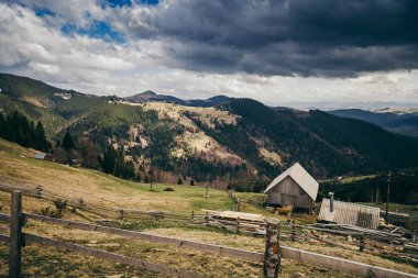 Dağın yamacında bir işaret.