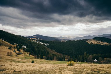Dağın yamacında bir işaret.