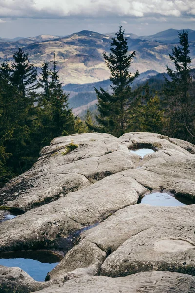 Een sneeuw bedekt een berg een rots — Stockfoto