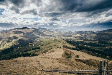 Arkasında dağ olan bir tarla.