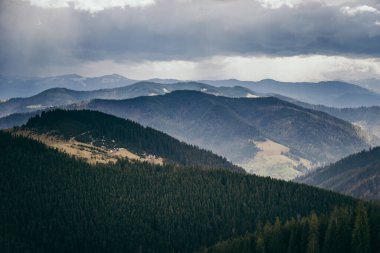 Arka planda büyük bir dağ. 