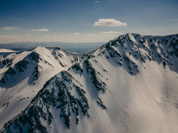 Uma vista de uma montanha coberta de neve — Fotografia de Stock