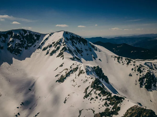 Uma neve cobriu uma montanha uma viagem — Fotografia de Stock