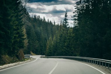 Yol kenarında bir tabela.