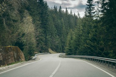 Yol kenarında bir tabela.