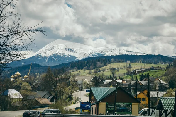 Ein schneebedecktes Haus mit einem Berg im Hintergrund — Stockfoto