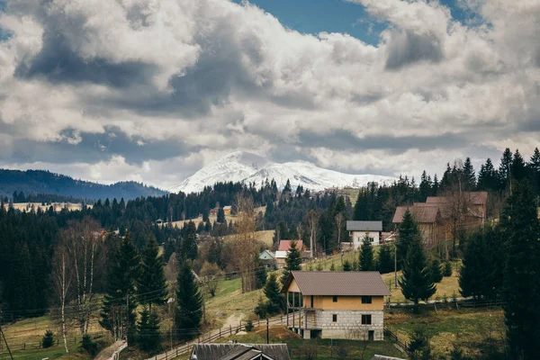 Bulutlu bir günde bir kale Dağlarda gezer — Stok fotoğraf