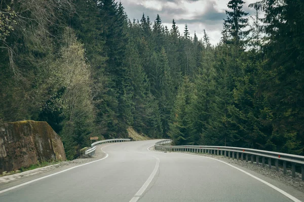 Yol kenarında bir tabela.