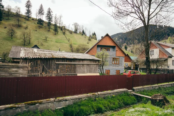 Маленький будинок на фермерських горах подорожує — стокове фото