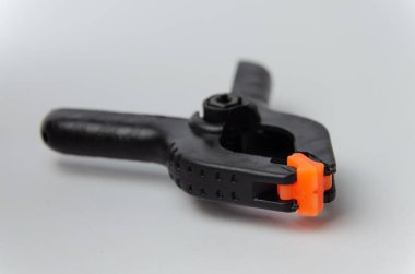 Siyah ve turuncu yay kıskacı