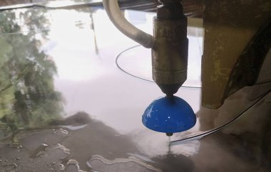 Karmaşık şekilli bir CNC makinesinde su ve kumla dekoratif ayna kesimi