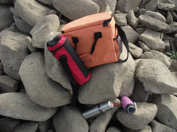 Botellas Termos Una Bolsa Refrigerador Encuentran Las Piedras Estacionamiento Turistas — Foto de Stock