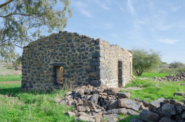 İsrail 'in Golan Tepeleri' ndeki Yehudiya Ormanı 'ndaki eski binaların kalıntıları.