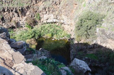 İsrail 'in ulusal parkındaki Golan Tepeleri' nin dağlarındaki rezervuarların manzarası.