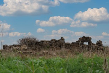 Arka plan için açık havada gri kahverengi doğal taşın yüzey yapısı