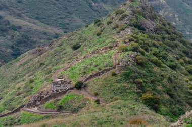 İsrail 'in ulusal parklarındaki Golyan tepelerindeki antik binaların kalıntılarıyla dağlık manzaralar.