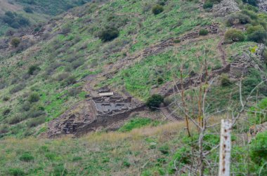 İsrail 'in ulusal parklarındaki Golyan tepelerindeki antik binaların kalıntılarıyla dağlık manzaralar.