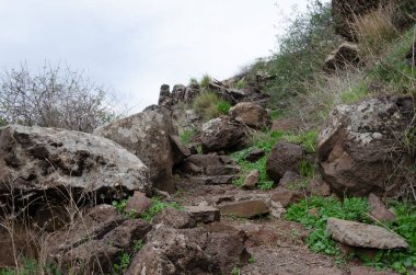İsrail 'in ulusal parklarındaki Golyan tepelerindeki antik binaların kalıntılarıyla dağlık manzaralar.