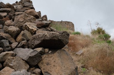 İsrail 'in ulusal parklarındaki Golyan tepelerindeki antik binaların kalıntılarıyla dağlık manzaralar.