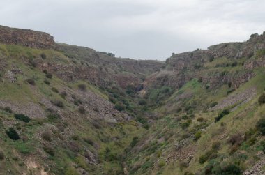 İsrail 'in ulusal parklarındaki Golyan tepelerindeki antik binaların kalıntılarıyla dağlık manzaralar.