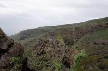 İsrail 'in ulusal parklarındaki Golyan tepelerindeki antik binaların kalıntılarıyla dağlık manzaralar.