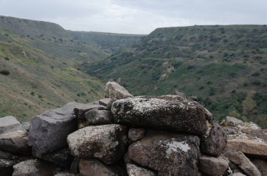 İsrail 'in ulusal parklarındaki Golyan tepelerindeki antik binaların kalıntılarıyla dağlık manzaralar.