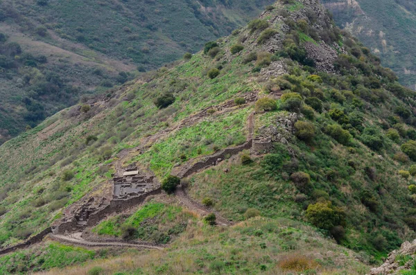 İsrail 'in ulusal parklarındaki Golyan tepelerindeki antik binaların kalıntılarıyla dağlık manzaralar.
