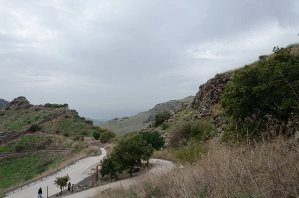 İsrail 'in ulusal parklarındaki Golyan tepelerindeki antik binaların kalıntılarıyla dağlık manzaralar.