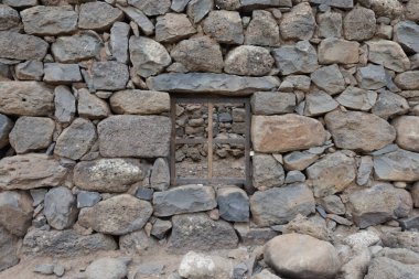 Masaüstünüz için gri-kahverengi arkaplanlı yontulmuş taş antikacılığı