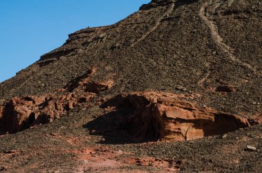 Doğada doğal taşın kahverengi tonlarının yüzey yapısı