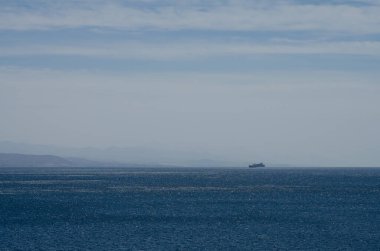 Bir geminin ufuk çizgisinde deniz manzarası.
