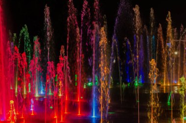 Fıskiyeler Eilat 'ta görsel müzik gösterisi söylüyor.